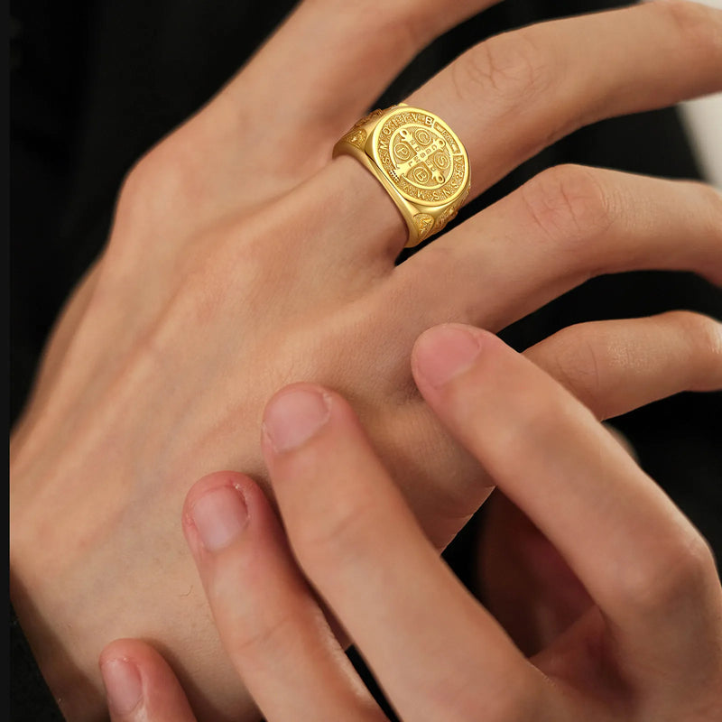 Anel Saint Benedict Banhado Ouro 18k