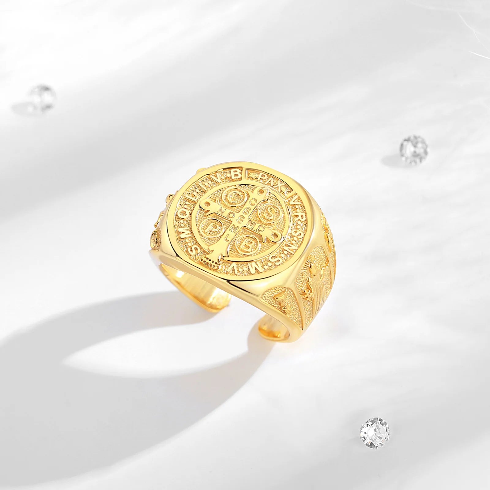 Anel Saint Benedict Banhado Ouro 18k