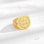 Anel Saint Benedict Banhado Ouro 18k