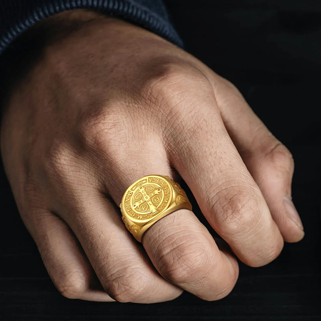 Anel Saint Benedict Banhado Ouro 18k